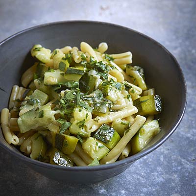 Enjoy real food, please pasta with zucchini